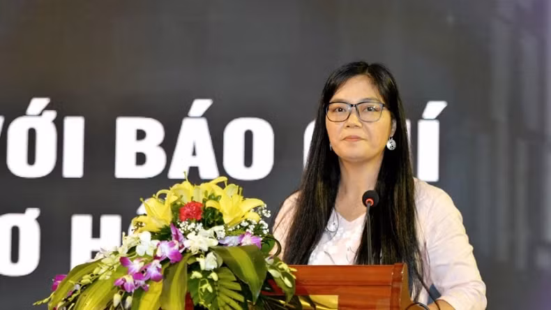 Director of the Centre for Media Training - Vietnam Journalists' Association Nguyen Thi Hai Van gives the opening speech at the workshop.