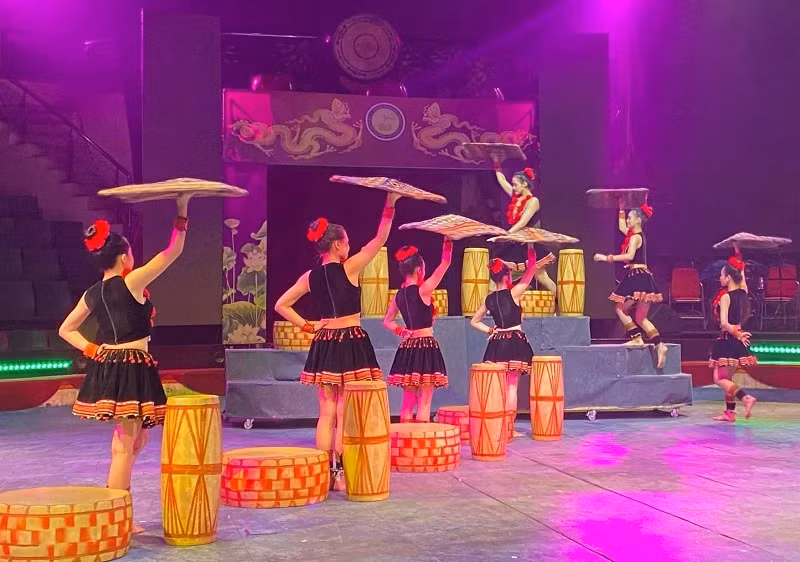 A performance at the closing ceremony. (Photo: THUY DUONG)