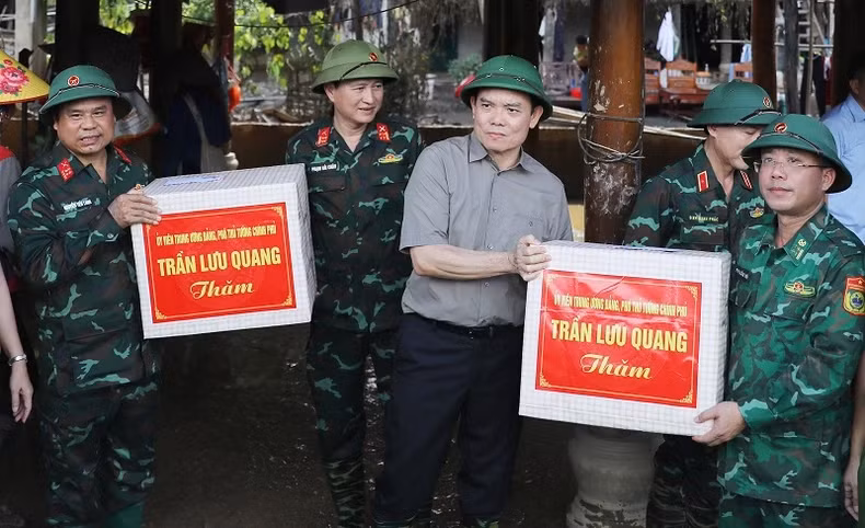 Deputy Prime Minister Tran Luu Quang presents gifts and encourages officers and soldiers of units who have made efforts to help people in the Muong Pon flash flood area.