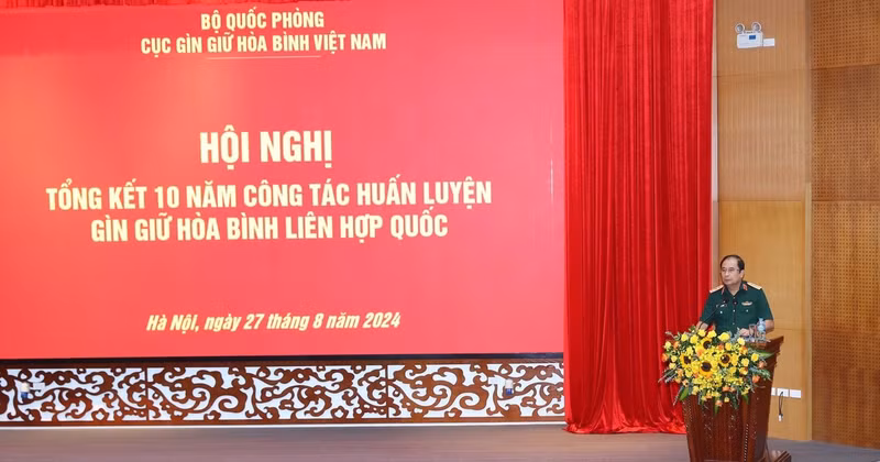 Deputy Chief of the VPA General Staff Sen. Lieut. Gen Phung Si Tan speaks at the event (Photo: VNA)