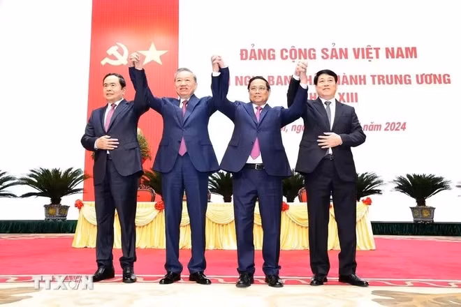 General Secretary of the Communist Party of Vietnam Central Committee and State President To Lam (second from left) and NA Chairman Tran Thanh Man (first from left), Prime Minister Pham Minh Chinh (third from left) and Standing member of the Party Central Committee's Secretariat Luong Cuong (Photo: VNA) General Secretary of the Communist Party of Vietnam Central Committee and State President To Lam (second from left) and NA Chairman Tran Thanh Man (first from left), Prime Minister Pham Minh Chinh (third from left) and Standing member of the Party Central Committee's Secretariat Luong Cuong (Photo: VNA)