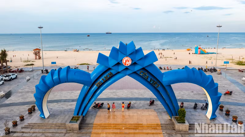 When visiting Cua Viet Beach, tourists will see the clear blue water blending with the clouds and sky, parallel to the sea is a long white sand beach, like a white silk strip across the beach.