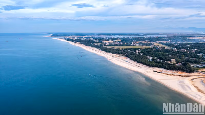 15km from Dong Ha City, Cua Viet Beach is in Gio Viet, Gio Linh District, Quang Tri Province. Cua Viet stretches out with a wide beach, and fine white sand, next to green pine forests.
