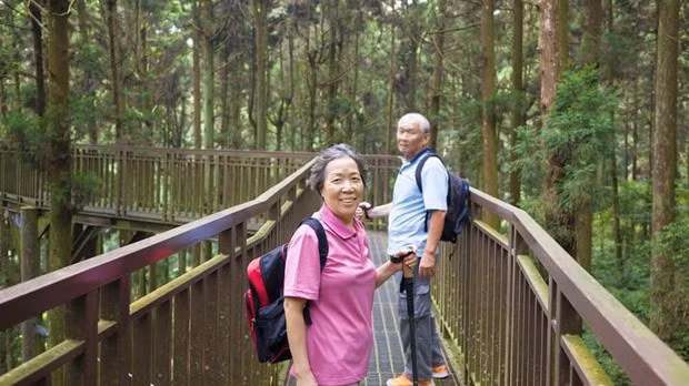 Experiencing a long process of labour, most elderly people have a need for rest. (Photo courtesy: Vietravel/VNA)