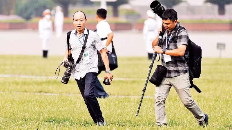 Reporters work at events. (Photo: Viet Chung)