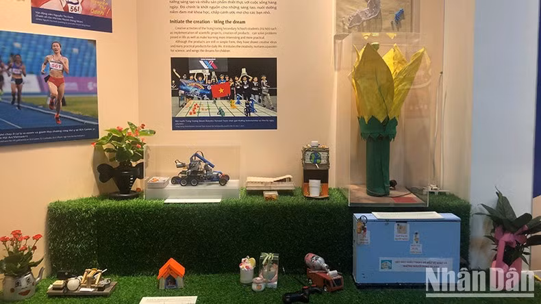 The experiential space introduces recycled items. The experiential space introduces recycled items.