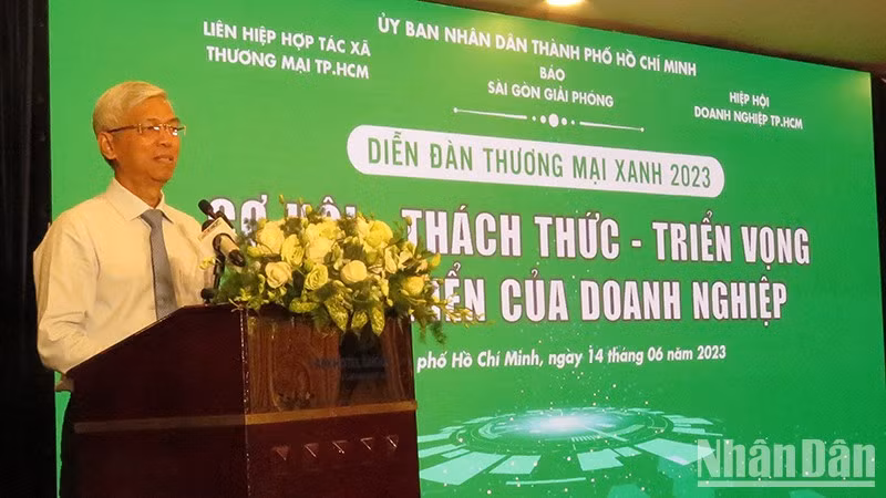 Vice Chairman of the Ho Chi Minh City People's Committee Vo Van Hoan delivers his speech at the event (Photo: SGGP)