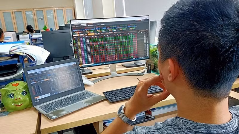 VN-Index inches up