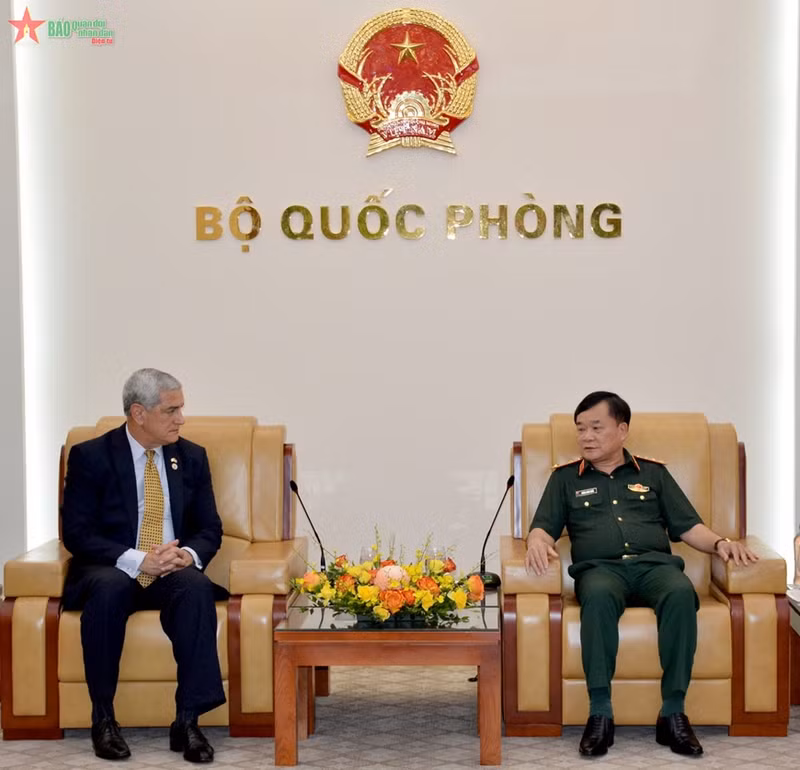 Deputy Minister of National Defence Senior Lieutenant General Hoang Xuan Chien and Director of the US Defence Prisoners of War/Missing In Action ((POW/MIA) Accounting Agency Kelly K. Mc Keague. (Photo: qdnd.vn)