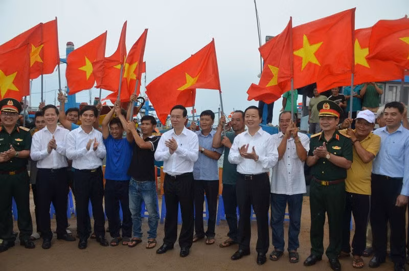 President Vo Van Thuong with officials, officers and people of Phu Quy island. (Photo: VNA)