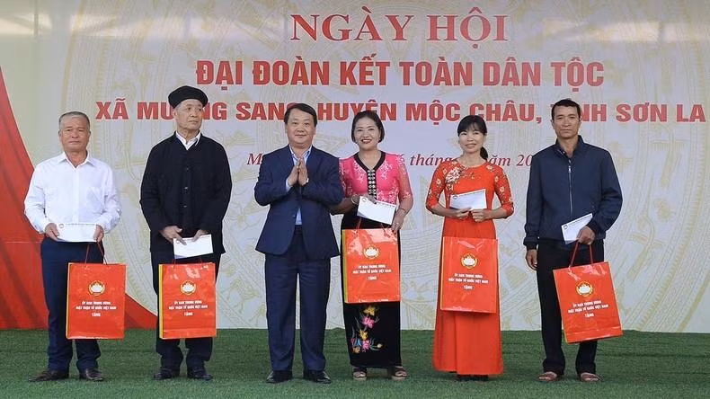 Minister-Chairman of Committee for Ethnic Minorities Affairs presents gifts to five typical families.