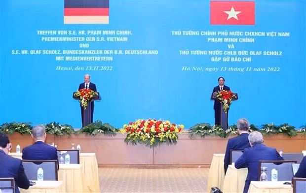 Prime Minister Pham Minh Chinh (R) and German Chancellor Olaf Scholz meet with the press. (Photo: VNA)