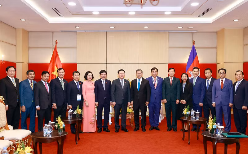 Vietnamese, Cambodian officials in a group photo. (Photo: quochoi.vn)