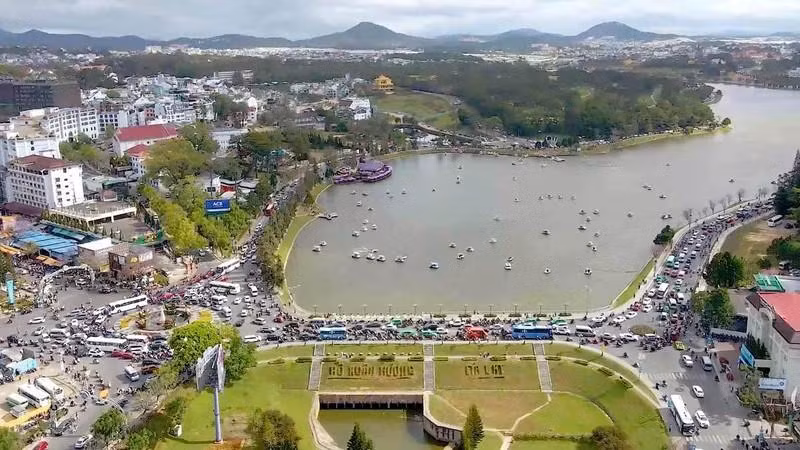 Da Lat’s city centre in tourist season.