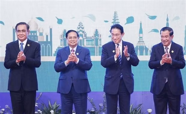 Vietnamese PM Pham Minh Chinh (second from left), Japanese PM Kishida Fumio (second from right) and other leaders at the 25th ASEAN - Japan Summit in Phnom Penh, Cambodia, on November 12. (Photo: VNA)