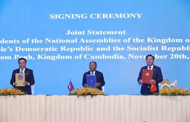 At the joint statement signing ceremony (Photo: VNA)