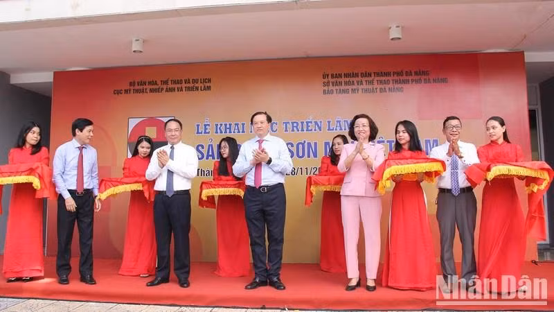 Delegates cut the ribbon to open the exhibition.