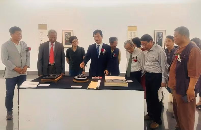 Delegates listened to the introduction about inkstone masterpieces made from Nampo stone.