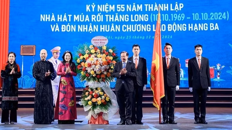 Representatives of the Ministry of Culture, Sports and Tourism present flowers to congratulate Thang Long Water Puppetry Theatre. Representatives of the Ministry of Culture, Sports and Tourism present flowers to congratulate Thang Long Water Puppetry Theatre.