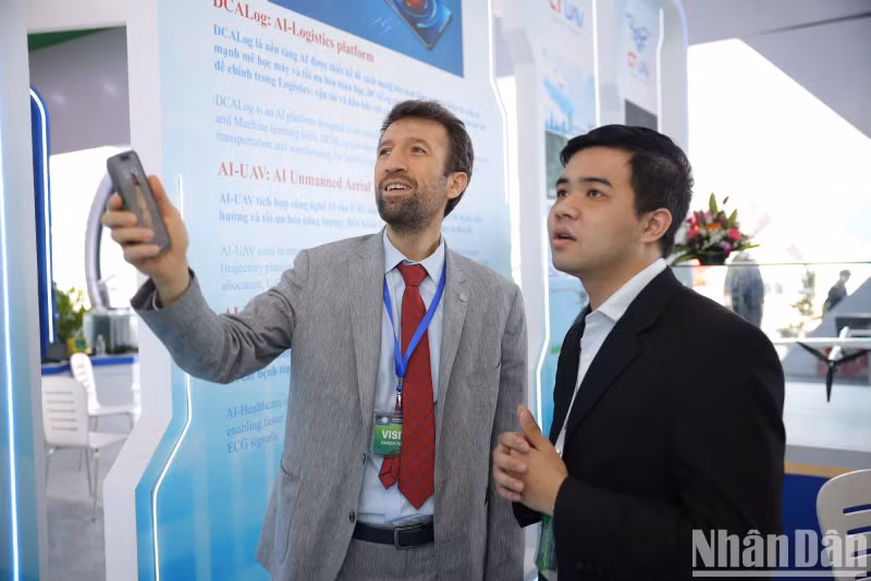 An international visitor experiences the exhibition booth.