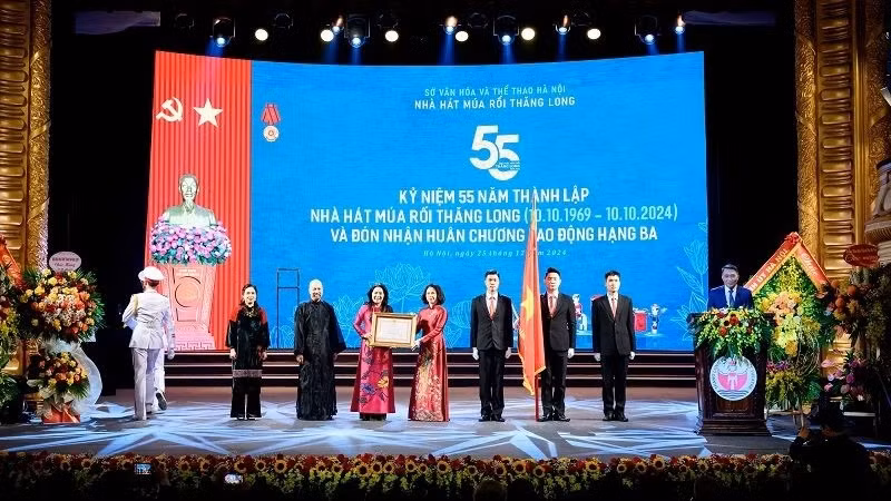 Thang Long Water Puppetry Theatre presented with the third-class labour medal