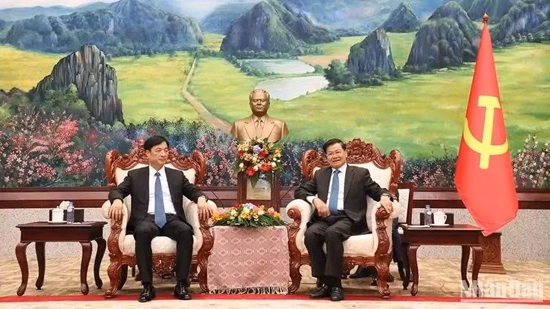 General Secretary of the Lao People's Revolutionary Party Central Committee and President of Laos Thongloun Sisoulith (right) receives Nguyen Duy Ngoc, Secretary of the Communist Party of Vietnam Central Committee and Chief of its Office, in Vientiane on December 11. (Photo: VNA)