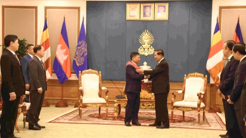 President Samdech Techo Hun Sen presents a medal in recognition of Ambassador Nguyen Huy Tang's great contributions to the cause of building and fostering the friendly relationship between Vietnam and Cambodia (Photo: Huy Vu)