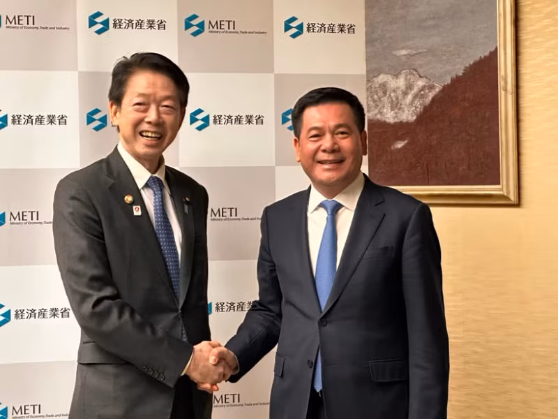 Minister of Industry and Trade Nguyen Hong Dien (right) and Japan's Minister of Economy, Trade, and Industry (METI) Muto Yoji. (Photo: VNA)