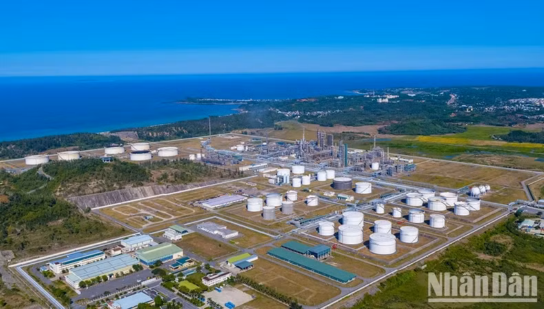 Dung Quat Oil Refinery, the "magnet" attracting investment to Dung Quat Economic Zone. Dung Quat Oil Refinery, the "magnet" attracting investment to Dung Quat Economic Zone.