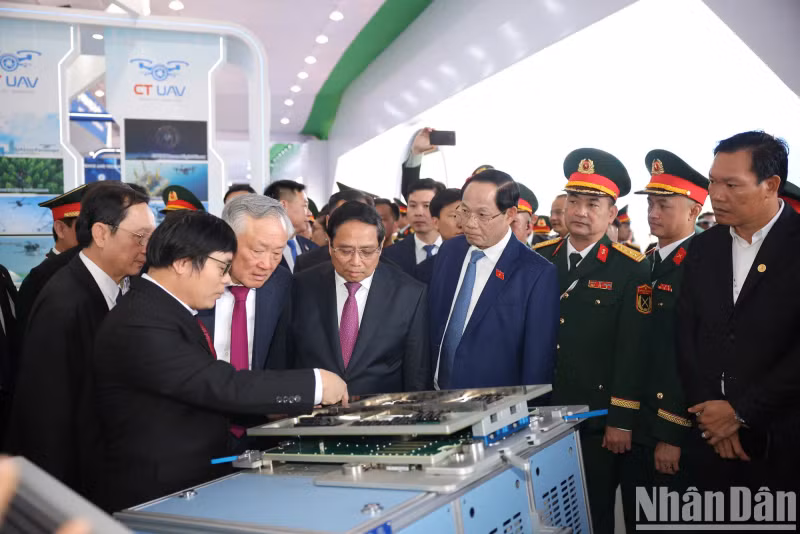 On the morning of December 19, after the opening ceremony, Prime Minister Pham Minh Chinh and other Party and State leaders also visited the expo. As seen in the photo, the Prime Minister visited the exhibition booth of CT Group. At the exhibition space of the Ministry of Science and Technology, CT Group introduced high-tech products such as unmanned aerial vehicles (UAVs) of CT UAV, semiconductor chips of CT Semiconductor, carbon credits of ASEAN-CCTPA Carbon Credit Exchange Joint Stock Company, and artificial intelligence (AI) of CTOptimal.