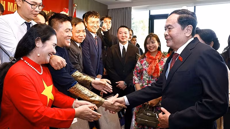 National Assembly Chairman Tran Thanh Man and his spouse met with representatives of the Vietnamese community in Japan. (Photo: VNA)