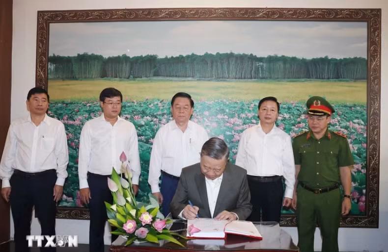 General Secretary To Lam writes his thoughts at the Nguyen Sinh Sac Memorial Site.