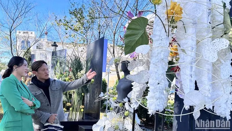 The art works at exhibition mostly use Da Lat flowers