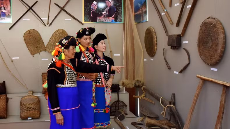 Artisan Hu Co Xuan introduces the space displaying daily living utensils and tools of the Si La people.