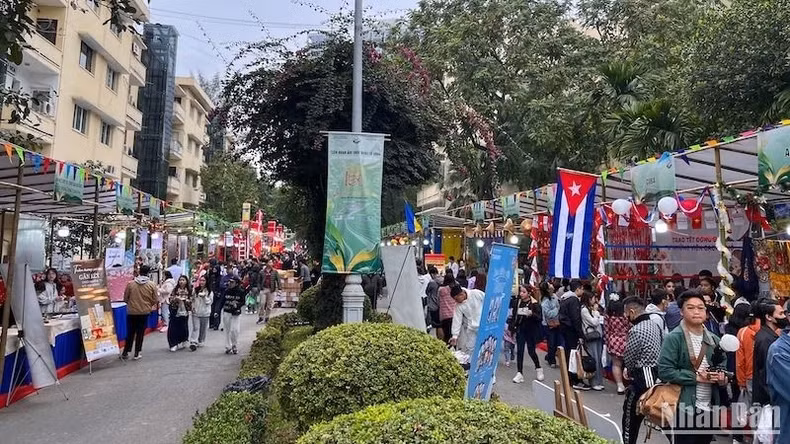 Receiving the attention and love of the public, the festival welcomed a large number of visitors despite the cold and rainy weather that has just spread to the Northern region.