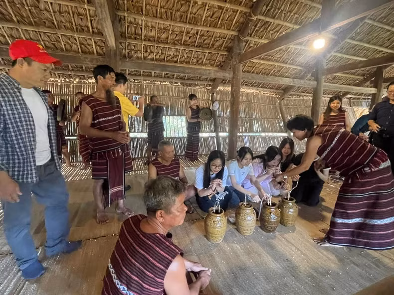 Tourists experience drinking rice wine with the Cho Ro people (Dong Nai). Tourists experience drinking rice wine with the Cho Ro people (Dong Nai).
