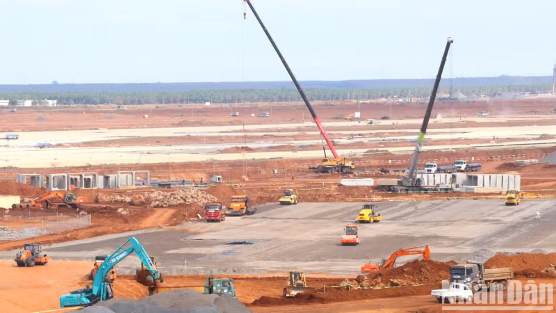 With the current progress, the runway will be completed and put into technical operation before April 30, 2025, to celebrate the 50th anniversary of the Liberation of the South and National Reunification (April 30, 1975 - April 30, 2025), 3 months ahead of the contract schedule.
