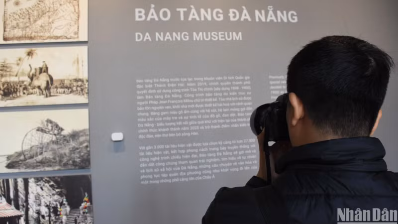Visitors can follow the signs in each exhibition space at Da Nang Museum to have the most complete visual approach to history. (Photo: ANH DAO)