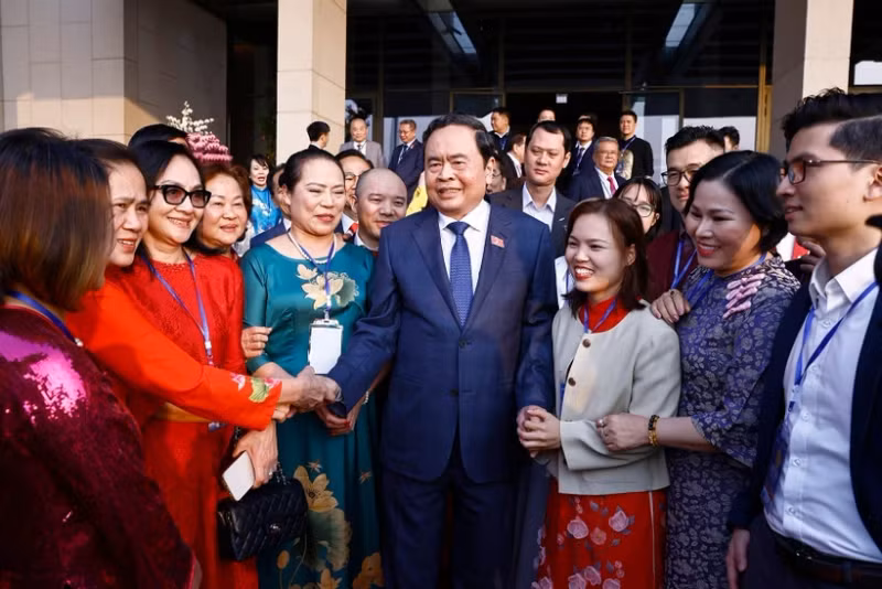 National Assembly Chairman Tran Thanh Man (front row, 4th from right) and OV delegates returning home to attend the 2025 “Xuan Que huong” (Homeland Spring) programme. (Photo: VNA).