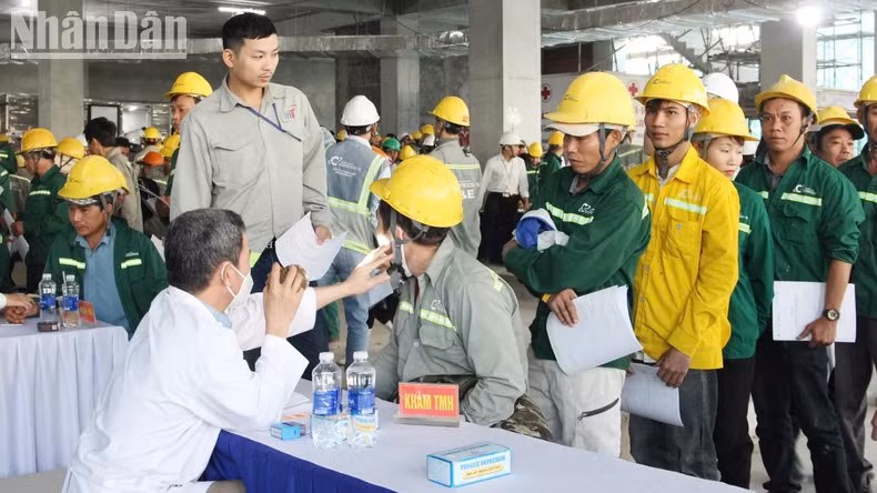 After the ceremony, workers received consultation and health check-ups.