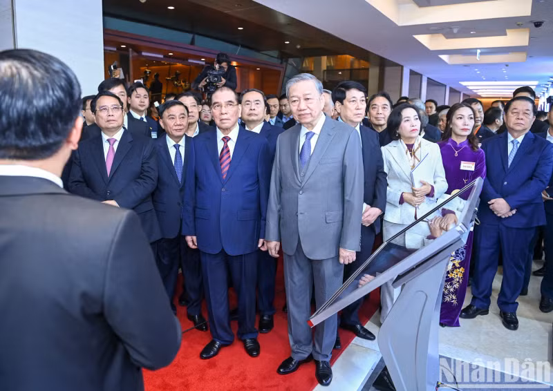 General Secretary To Lam and Party and State leaders visit the science and technology exhibition.