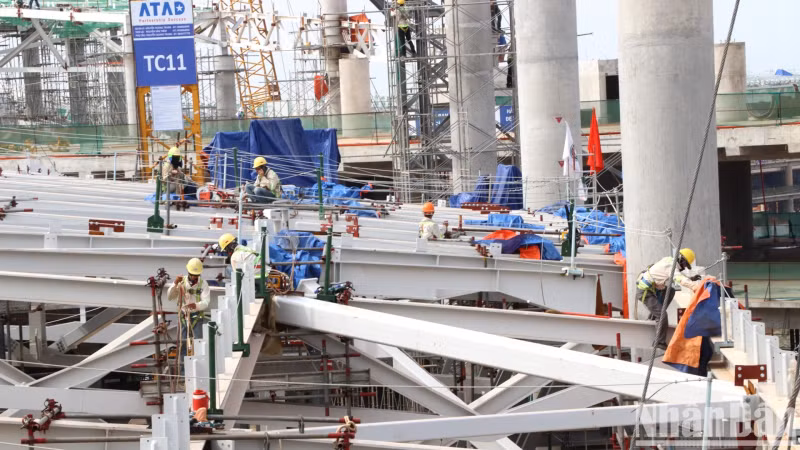 Workers constructing the roof of the Long Thanh Airport passenger terminal.