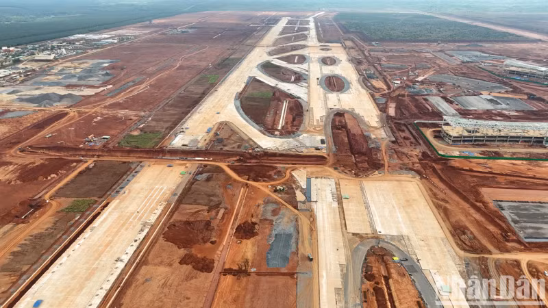 For package 4.6, construction of the runway, taxiway, and aircraft parking lot, after more than 1 year since the start of construction, the joint venture contractor has completed the foundation and foundation layers and is implementing the surface layer, with the volume reaching about 94% of the plan.
