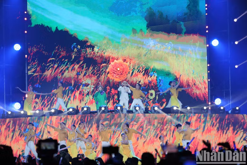 The impressive collaboration between People's Artist Thanh Hoa and rapper Ha Le brought a "new look", both gentle and modern to the song 'Spring in rice-growing village, flower village'.
