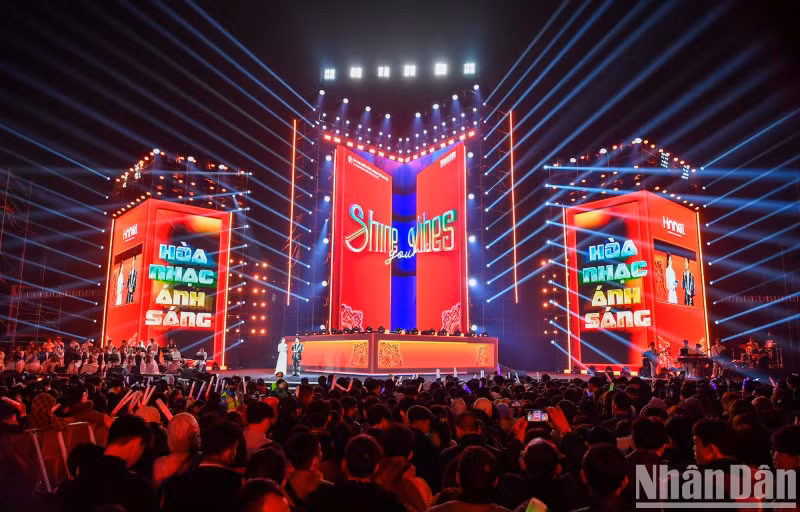 The 'Light Concert - Welcome New Year 2025' programme, co-organised by Nhan Dan Newspaper and Hanoi People's Committee, took place at exactly 8:00 p.m. on January 18.
