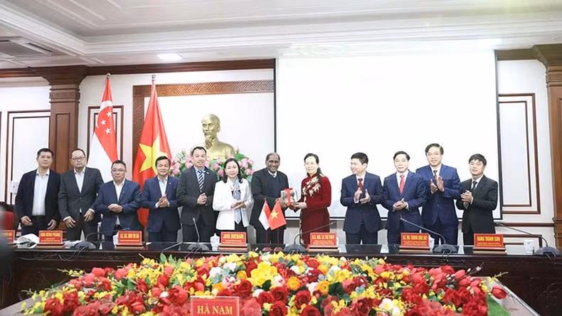 Leaders of Ha Nam Province presented gifts to Singaporean Ambassador to Vietnam Jaya Ratnam.