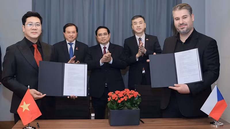 Photo: Prime Minister Pham Minh Chinh witnessed the signing ceremony of the cooperation agreement between the Vietnam National Academy of Music and the Bohemia Prague Symphony Orchestra. (Photo: The Vietnam National Academy of Music)