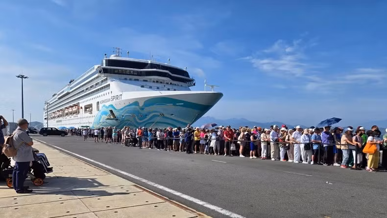 Upon their arrival, the foreign passengers took part in various tours.