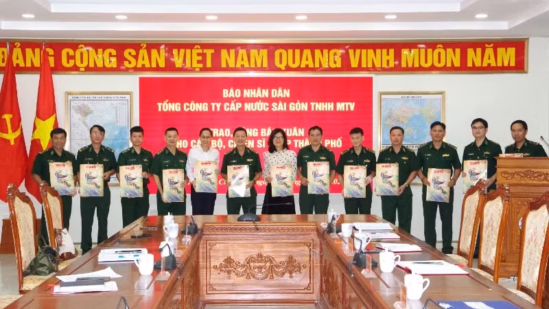 Nhan Dan Newspaper presents Tet issue to soldiers of Ho Chi Minh Municipal Border Guard