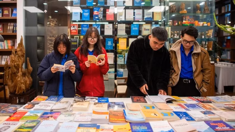 Readers visit the book fair.